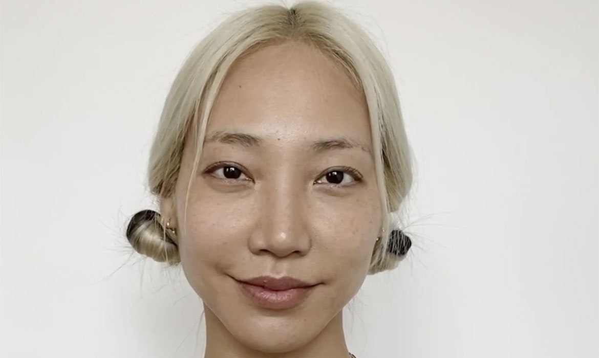 Los minibuns son una alternativa superactual y moderna de moños fáciles y rápidos que te puedes hacer en un segundo. Llévalos brillantes e impolutos con unas gotas del Aceite Extraordinario Universal de L’Oréal Paris.